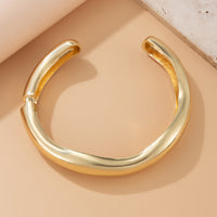 Collier Col Sculpté Texturé — Style Architectural | Or & Or Blanc