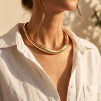 Collier Col Sculpté Texturé — Style Architectural | Or & Or Blanc