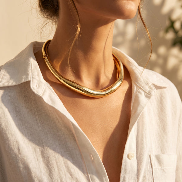 Collier Col Sculpté Texturé — Style Architectural | Or & Or Blanc