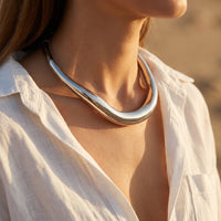 Collier Col Sculpté Texturé — Style Architectural | Or & Or Blanc