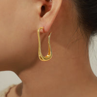 Boucles d'Oreilles Goutte Longue Dorée — Design Fluide Minimaliste